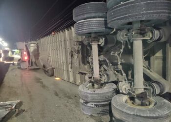 Camión cae sobre su costado desde el puente de Playa del Carmen