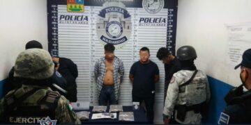 Capturan a cuatro sujetos con un arma de fuego y más de 30 dosis droga en el centro de Playa del Carmen