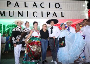 Dan inicio las fiestas patrias con encendido tricolor