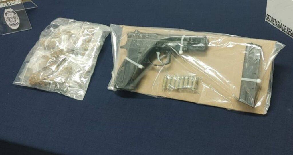 Detienen a pareja armada y con drogas en Playa del Carmen