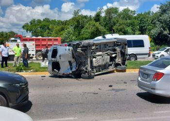 Dos lesionados deja aparatoso choque entre automóvil y combi, en Playa del Carmen