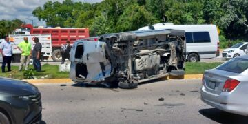 Dos lesionados deja aparatoso choque entre automóvil y combi, en Playa del Carmen