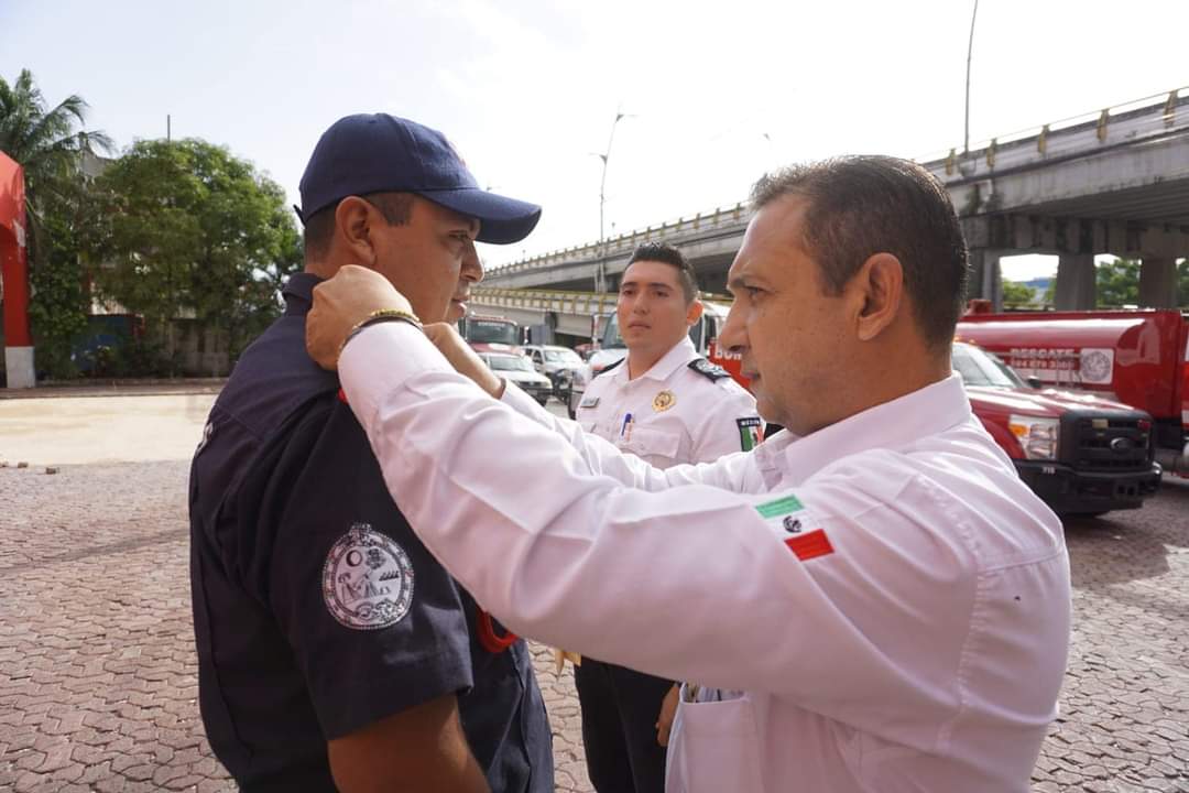 Gobierno reconoce desempeño de bomberos