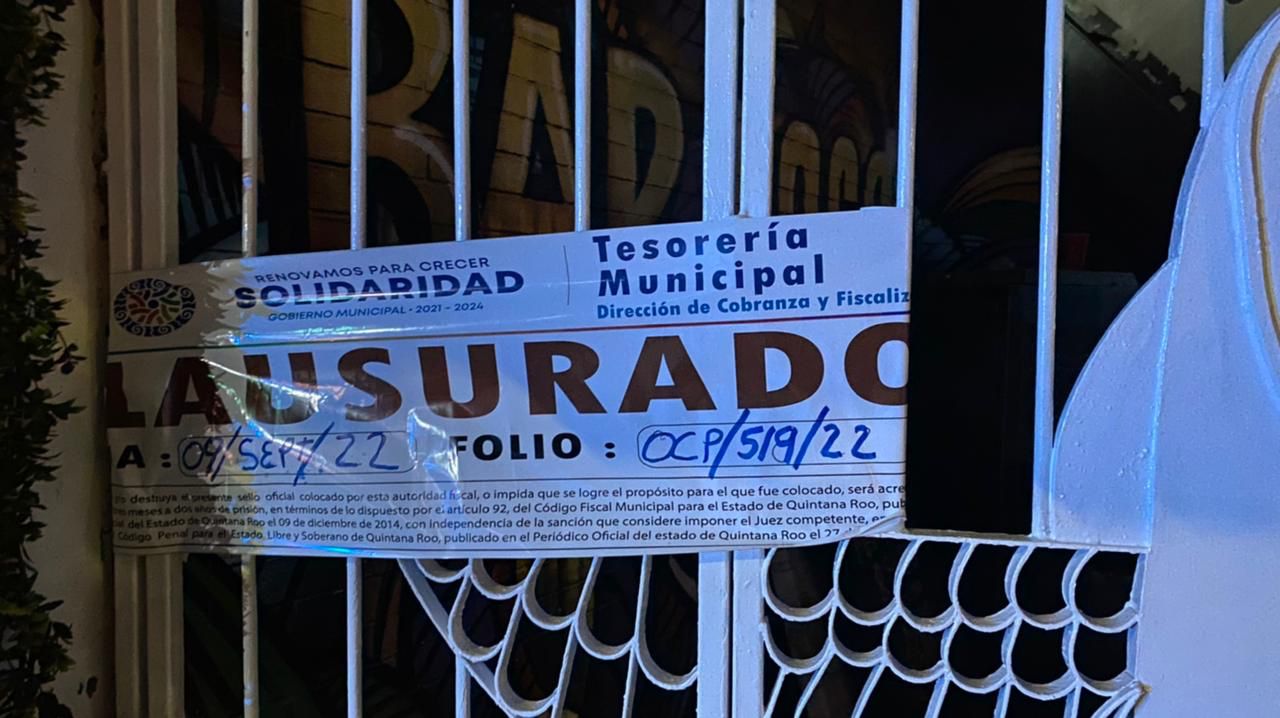 Hallan arma de fuego en el baño del ‘Bar Loco’ en Playa del Carmen; fue clausurado