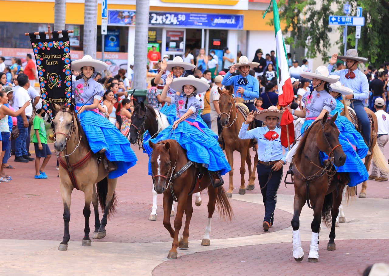 Lili Campos refuerza valores patrios con desfile conmemorativo