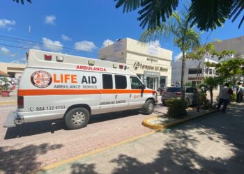 Motociclista pierde el control y se estrella contra farmacia en el centro de Playa del Carmen