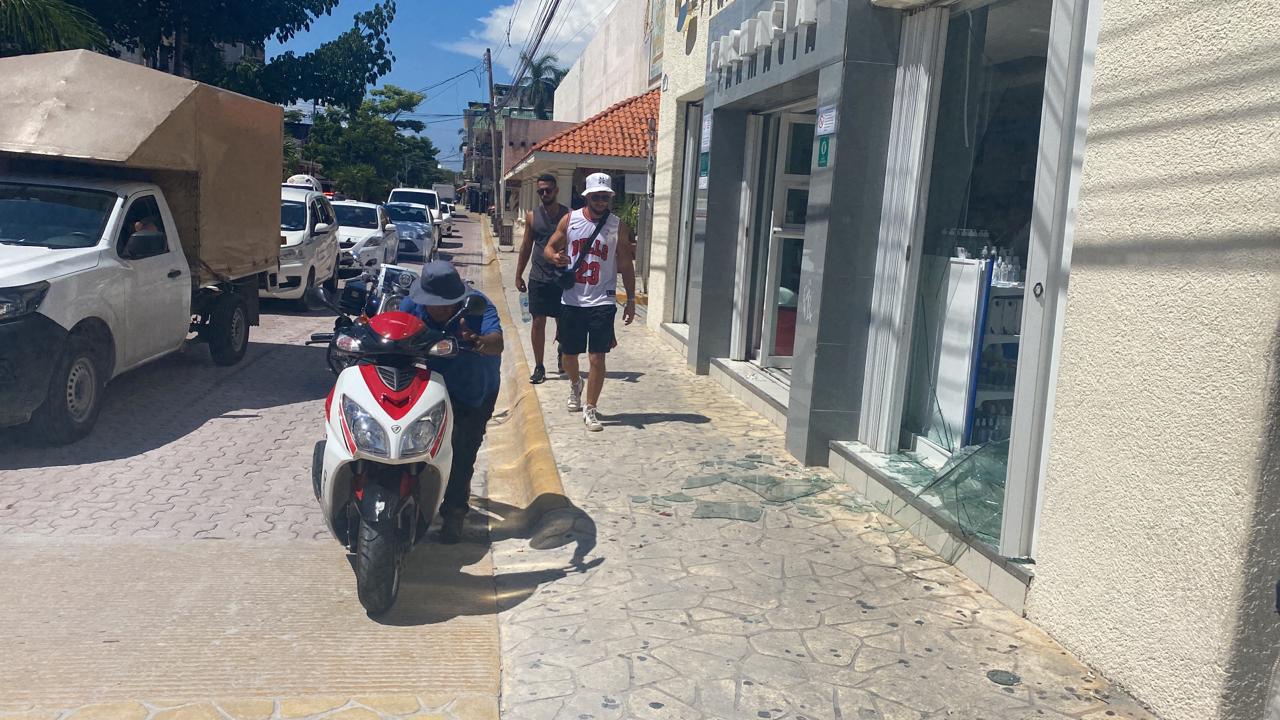 Motociclista pierde el control y se estrella contra farmacia en el centro de Playa del Carmen