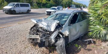 Por exceso de velocidad, automovilista derriba luminaria en carretera Playa del Carmen-Puerto Morelos