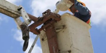 Turistas recorren más calles, con nuevo alumbrado en el centro de Playa del Carmen