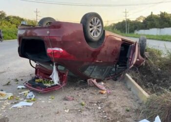 Vuelca automóvil en el tramo carretero Tulum-Playa del Carmen; hay tres lesionados 