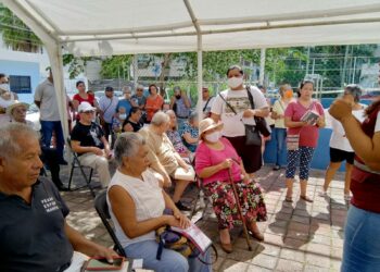 Adultos mayores sufren por retraso en cobro de la ‘Pensión del Bienestar’ en Playa del Carmen