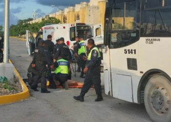 Choque de autobús con mototaxis deja a 3 personas graves en Playa del Carmen