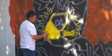 Pintan mural en honor a “La Chikis”, perrita del panteón de Playa del Carmen