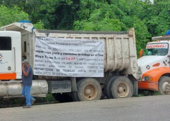 Protestan volqueteros con caravana en Playa del Carmen por contrataciones para el Tren Maya