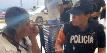 Elementos del GEAVIG Solidaridad apoyan a mujer de 75 años a localizar a sus familiares; vino de visita desde Veracruz