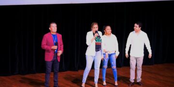 Jóvenes escuchan conferencia de voz de César Chávez 