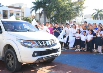 Lili Campos dota de uniformes a 33 mil niños y niñas de Solidaridad 