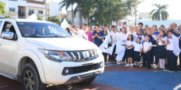 Lili Campos dota de uniformes a 33 mil niños y niñas de Solidaridad 