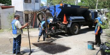 Con más bacheo renuevan calles de Solidaridad 