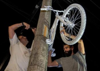Colocan bicicleta blanca para rendir homenaje a mujer atropellada en Playa del Carmen