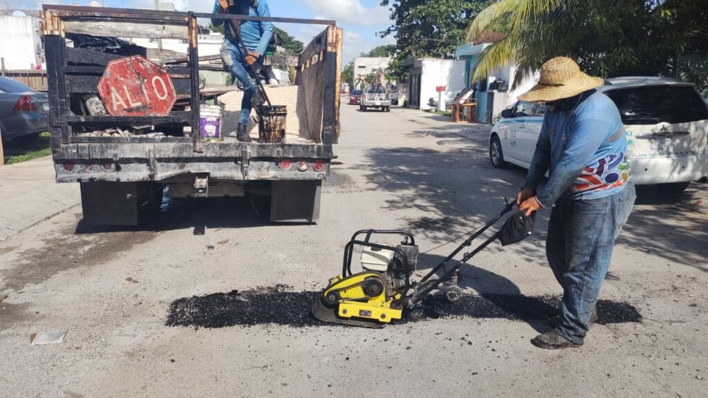 Con más bacheo renuevan calles de Solidaridad