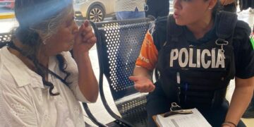 Elementos del GEAVIG Solidaridad apoyan a mujer de 75 años a localizar a sus familiares; vino de visita desde Veracruz