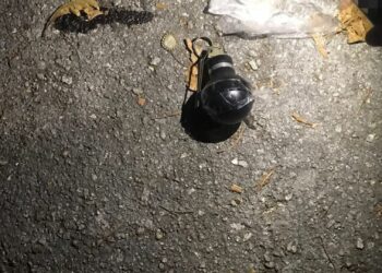 Policías aseguran granada casera en la Colosio; no detona