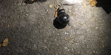 Policías aseguran granada casera en la Colosio; no detona