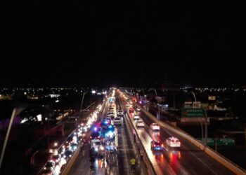 Lili Campos renueva la iluminación en puente a desnivel 