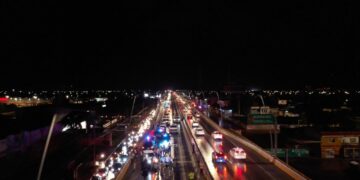 Lili Campos renueva la iluminación en puente a desnivel 