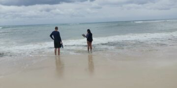 Alta afluencia de bañistas en Playa del Carmen pese al frente frío