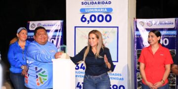 Lili Campos inaugura la luminaria 6 mil en la 5ta Avenida 