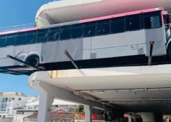 Denuncian autoridades que terminal marítima se ha negado a remover camión puesto por Xcaret