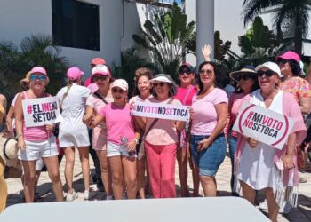 Gente de Playa del Carmen sale a las calles a defender al INE; se opone al plan B del presidente