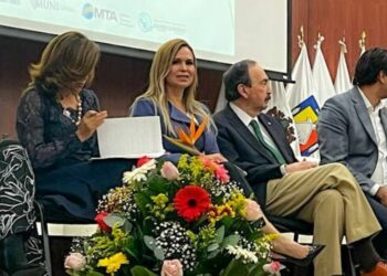 Recibe Lili Campos reconocimiento por buen gobierno