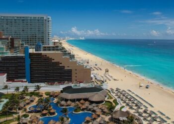 Touroperadores buscan que viajeros que arriban a Cancún vuelen también a Cuba