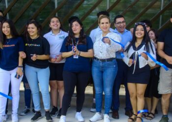 Inaugura Lili Campos paradero para estudiantes