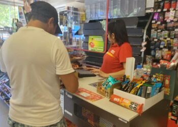 Anaqueles con cigarrillos siguen tapados en tiendas Oxxo
