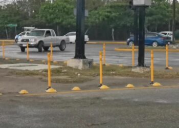 Balizas que se colocaron en varias partes de Playa del Carmen serán retiradas