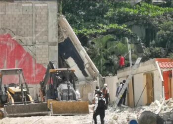 Colapso de una barda asustó a turistas en la Quinta Avenida de Playa del Carmen