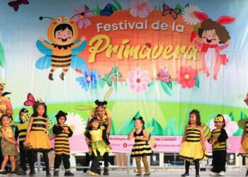 Con desfile y festival reciben la primavera