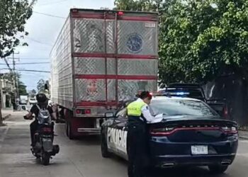 Derriba tráiler cableado en la colonia Gonzalo Guerrero de Playa del Carmen