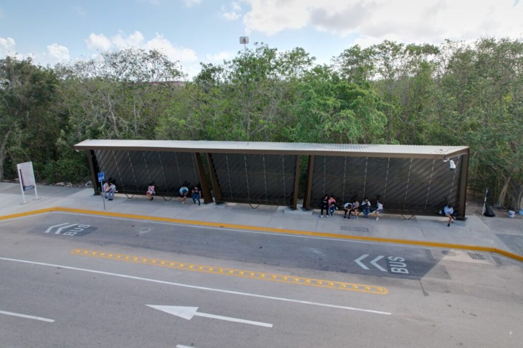 Inaugura Lili Campos paradero para estudiantes