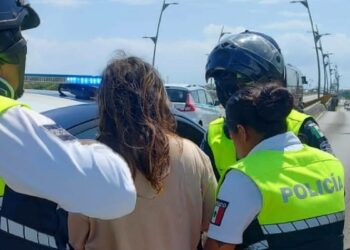 Mujer trata de lanzarse desde un puente en Playa del Carmen