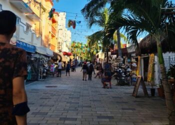 Pintarán adocreto de la Quinta Avenida de Playa del Carmen para darle una nueva imagen