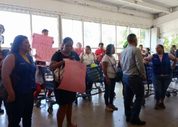 Protestan trabajadores de Walmart, en Playa del Carmen; exigen pago de bono y horas extras