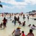 Turistas y locales disfrutan de playas cuidadas