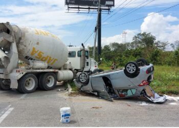 Un lesionado y múltiples daños materiales, saldo de dos choques simultáneos en Playa del Carmen