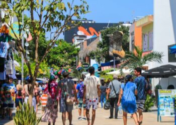 Muchos turistas, pero pocas ventas para comerciantes del centro de Playa del Carmen