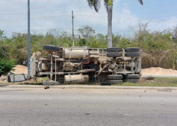 Volcadura en Playa del Carmen deja un lesionado